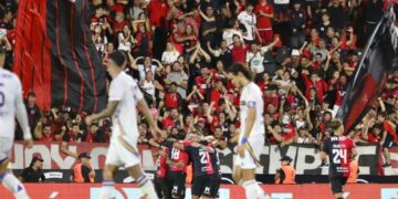 Jugadores de Newell's Old Boys celebran un gol ante la desazón de los entrantes de Boca