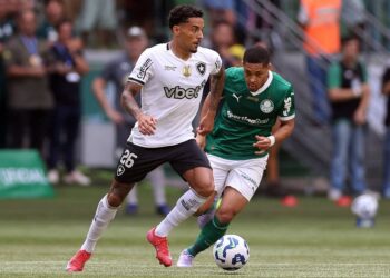 Gregore controla el balón y es observado por Vitor Roque