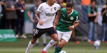 Gregore controla el balón y es observado por Vitor Roque