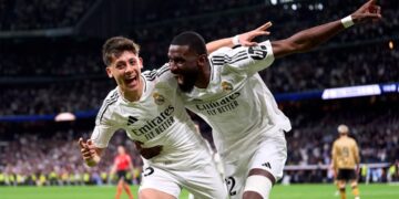 Güler y Rüdiger celebran el cuarto gol del Madrid