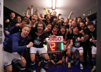 Jugadores del Arminia Bielefeld celebran la clasificación