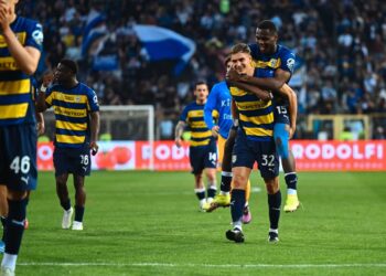 Jugadores del Parma festejan un gol