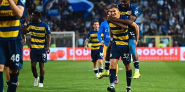 Jugadores del Parma festejan un gol