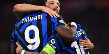 Marcus Thuram y Lautaro Martínez festejan un gol