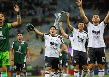 Integrantes de Central Córdoba celebran el triunfo