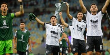 Integrantes de Central Córdoba celebran el triunfo