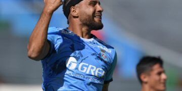 Acosta celebra uno de sus goles