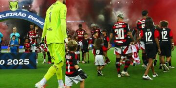 Los jugadores del Flamengo ingresan al Maracaná