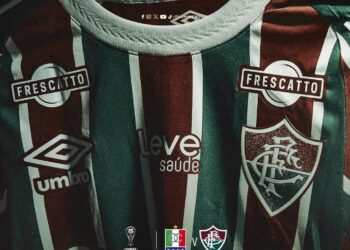 Toma de la parte superior de la camiseta del Fluminense.
