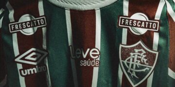 Toma de la parte superior de la camiseta del Fluminense.