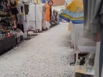 Una granizada afectó el fin de semana a la feria 16 de Julio de El Alto. Foto: RRSS.