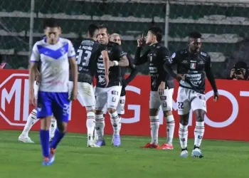 La formación de GV San José en el estadio Municipal de El Alto, hace poco ante Always Ready (APG)