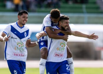Ezequiel Micheli festeja su gol y es felicitado por sus compañeros ayer en Oruro.