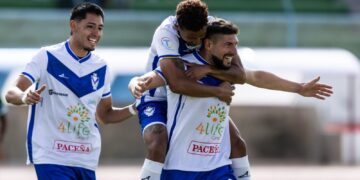 Ezequiel Micheli festeja su gol y es felicitado por sus compañeros ayer en Oruro.