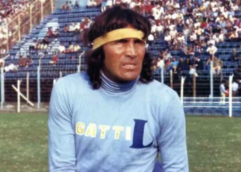 La melena y la vincha fueron el estilo del arquero Hugo Orlando Gatti en su época de jugador. (RRSS)