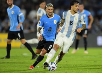 El volante uruguayo Giorgian de Arrascaeta (10) en el partido ante Argentina.