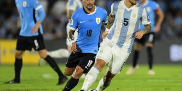 El volante uruguayo Giorgian de Arrascaeta (10) en el partido ante Argentina.
