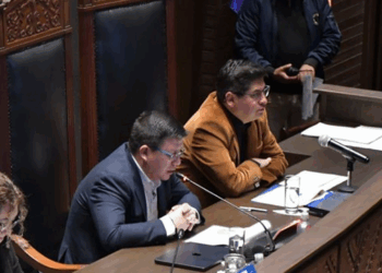 Los ministros que defendieron el crédito de $us 75 millones en el Senado.