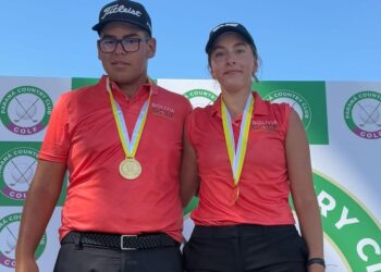 La dupla boliviana campeona de golf conformada por Vicente Quiroga y Sofía Blanco.