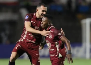 Luis Haquín celebra un gol con su compañero
