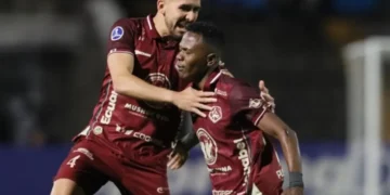 Luis Haquín celebra un gol con su compañero