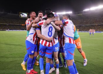 Jugadores de Paraguay celebran el empate conseguido