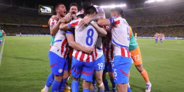 Jugadores de Paraguay celebran el empate conseguido