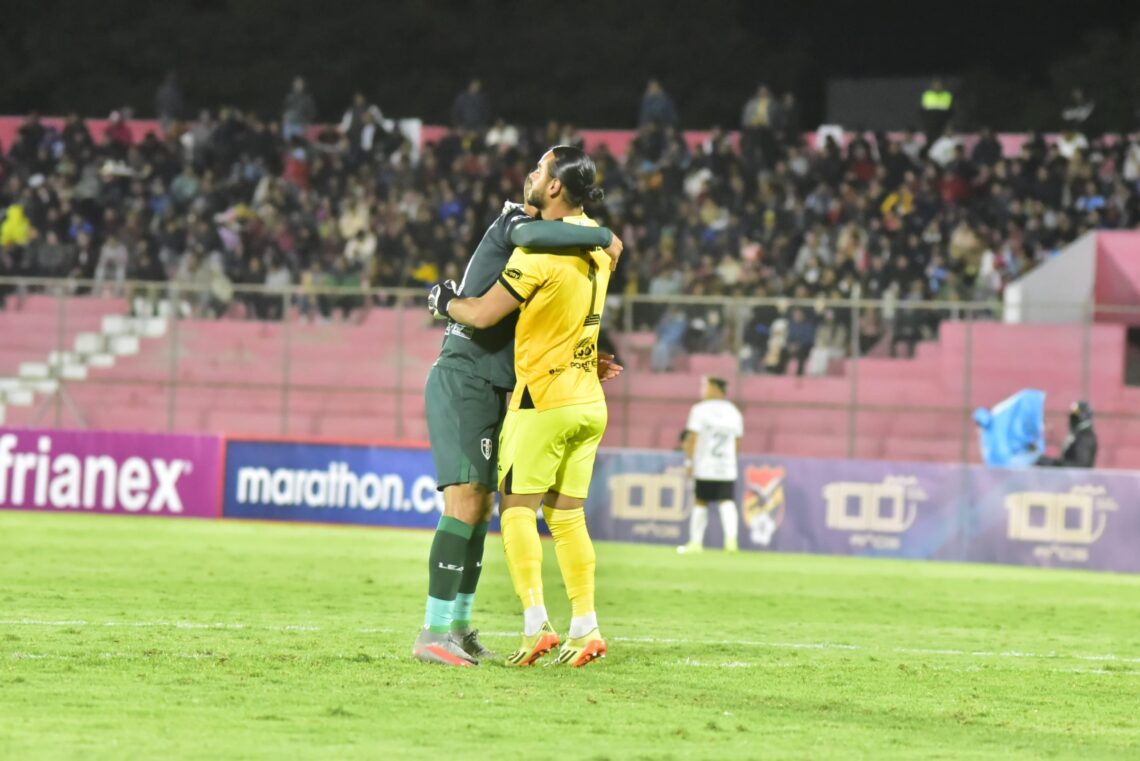 El portero Arauzde Tomayapo abraza a su compañero tras el primer gol