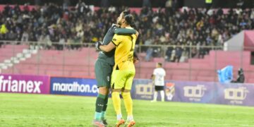 El portero Arauzde Tomayapo abraza a su compañero tras el primer gol