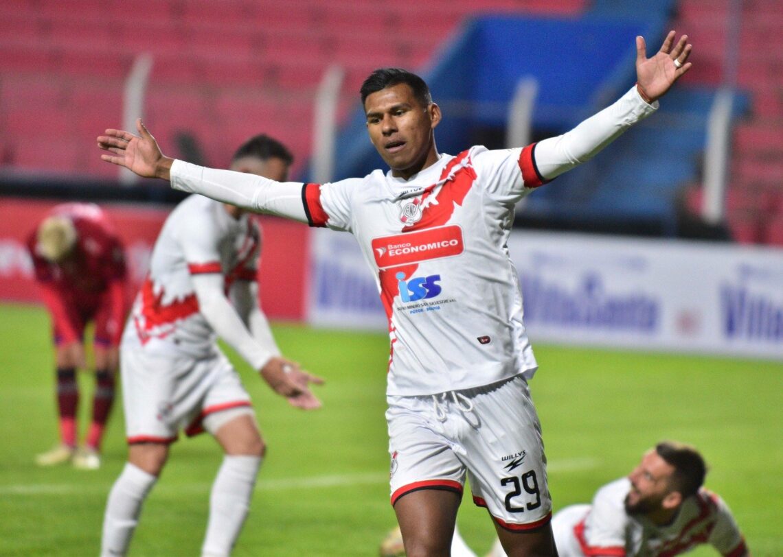 William Álvarez celebra un gol