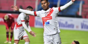 William Álvarez celebra un gol