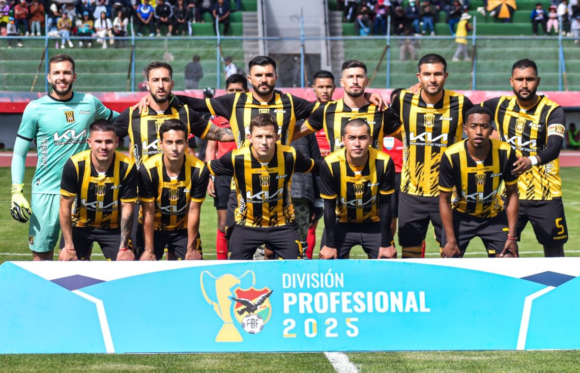 La formación titular de The Strongest en el Jesús Bermúdez este domingo.