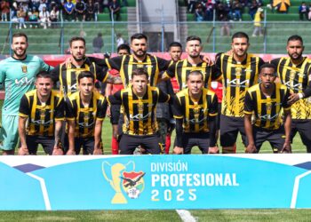 La formación titular de The Strongest en el Jesús Bermúdez este domingo.