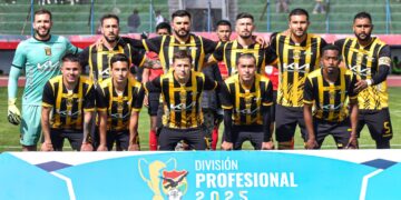 La formación titular de The Strongest en el Jesús Bermúdez este domingo.