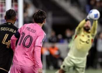 Messi observa cómo el portero argentino Ustari agarra el balón