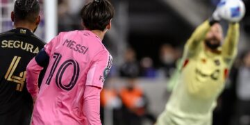 Messi observa cómo el portero argentino Ustari agarra el balón