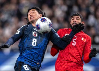 El japonés Takumi Minamino y el bahreiní Hamad Al-Shamsan durante el partido de eliminatoria asiática.