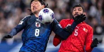 El japonés Takumi Minamino y el bahreiní Hamad Al-Shamsan durante el partido de eliminatoria asiática.