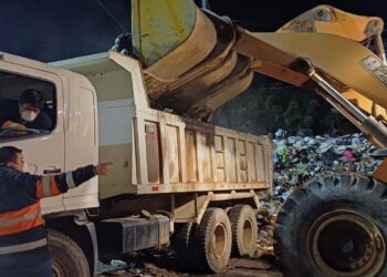 La maquinaria comenzó esta noche a retirar la basura de las calles de Cochabamba.
