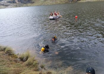 Buzos de la Armada encontraron el cuerpo en lo hondo de la laguna. Foto: AMUN.