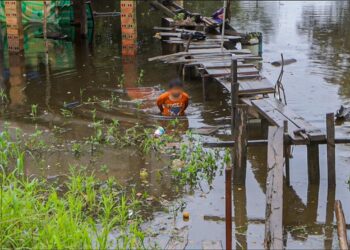 Las inundaciones en Trinidad han dejado víctimas, incluyendo a niños.