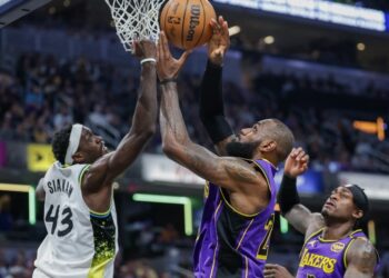 Duelo en el aro, entre Pascal Siakam (43) de Indiana Pacers y LeBron James (23) de Los Angeles Lakers en Gainbridge Fieldhouse, en Indianapolis, Indiana.