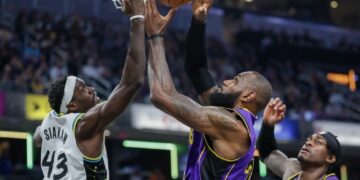 Duelo en el aro, entre Pascal Siakam (43) de Indiana Pacers y LeBron James (23) de Los Angeles Lakers en Gainbridge Fieldhouse, en Indianapolis, Indiana.