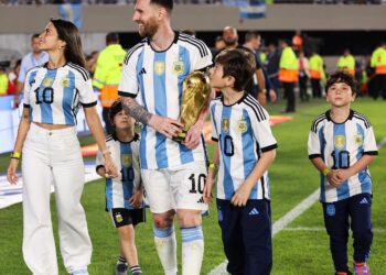 Lionel Messi y su familia con la Copa del Mundo en brazos.