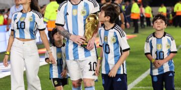 Lionel Messi y su familia con la Copa del Mundo en brazos.