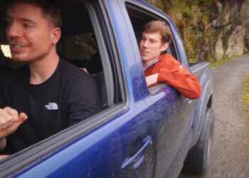 MrBeast y su equipo pasaron por el camino a bordo de una camioneta.