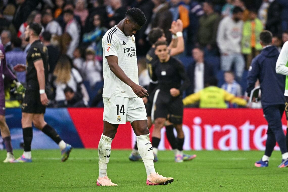 Uno de los madridistas se retira del Bernabéu cabizbajos.