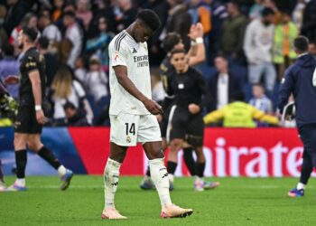 Uno de los madridistas se retira del Bernabéu cabizbajos.