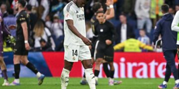 Uno de los madridistas se retira del Bernabéu cabizbajos.