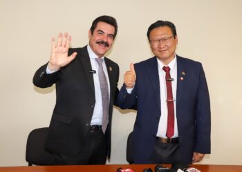 Manfred Reyes Villa y Chi Hyun Chung, el 18 de marzo.